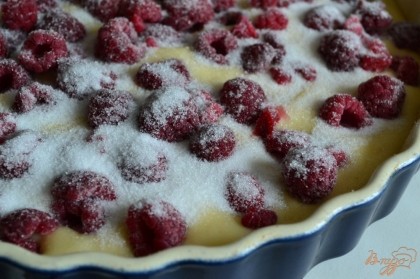 Вылить тесто и разложить ягоды малины. Посыпать сахаром.Выпекать при 190С до готовности.