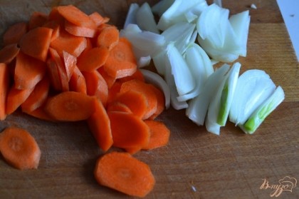 Морковь и лук нарезать.