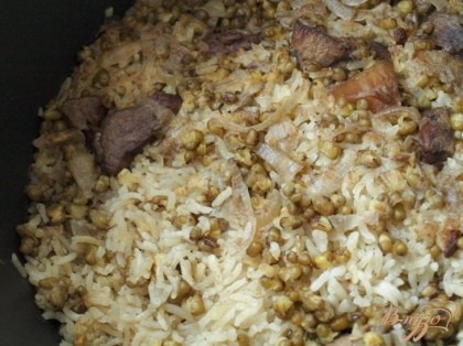 Долить воду так чтоб она покрывала рис на 1 палец,добавить по вкусу соль,закрыть казан крышкой и тушить до готовности риса 20 минут.