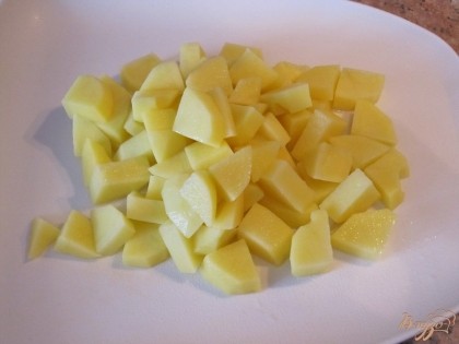 Картофель очистить и нарезать крупными кусочками.