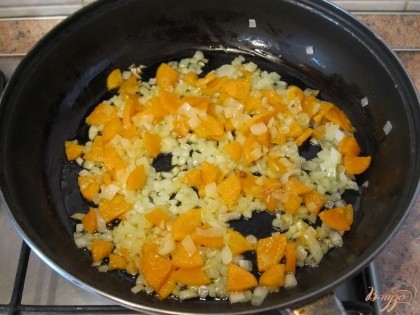 Морковь с луком обжарить на растительном масле до мягкости на сковороде.