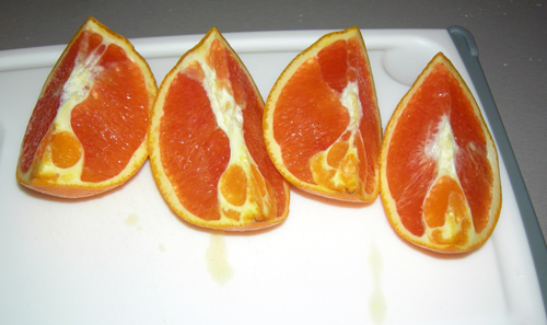 Из апельсинов и выжимаем сок. Если нет специальной соковыжималки для цитрусовых, то вручную легче всего это делать из нарезанных вдоль на 4 части плодов.