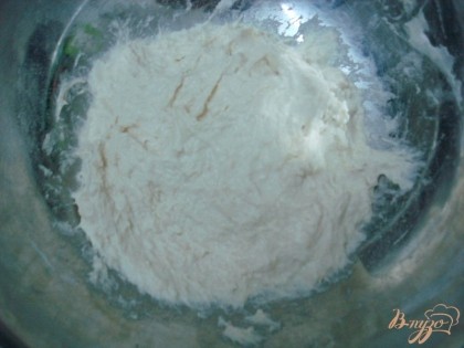 Просеиваем муку, в которую добавляем соль и дрожжи, быстро замешиваем тесто до однородности в течении 30 секунд. Тесто оставляем при комнатной температуре на 12 часов, прикрыв плёнкой.
