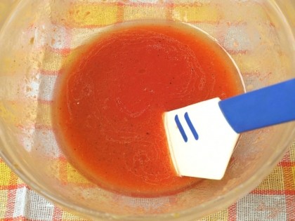 Смешать томатный сок и подсолнечное масло, добавить соль, сахар и молотый перец.
