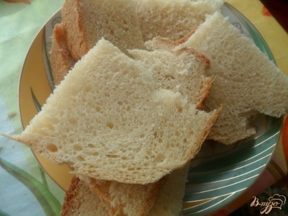 Батон или любой белый хлеб, булку нарезать кусочками.