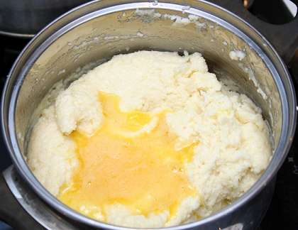 Растереть яичные желтки с солью и сахаром, хорошо взбить, соединить с кашей и хорошо перемешать.