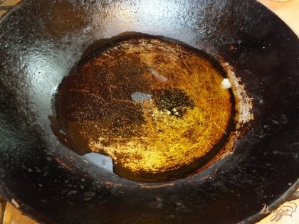 На сковородке нагрейте остатки оливкового масла.