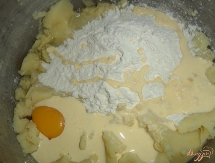 Очень вкусное слоенное, несладкое картофельное печенье. Это отличный способ утилизации остатков картофельного пюре. Итак, для приготовления не сладкого картофельного печенья нам понадобится картофельное пюре, оно должно быть уже посоленное, заправлено маслом и молоком, если нет то обязательно добавьте эти ингредиенты. Сливочное масло нужно растопить, охладить до комнатной температуры и вылить в картофель. Кстати, сливочное масло можно заменить маргарином. Желток отделить от белка, в тесто добавить только желток, белок на время отставить в сторону. Муку просеять в миску с тестом (используем 75% муки, которая указана в рецепте. Остальная мука уйдет на раскатку). Замешать мягкое, податливое тесто. С теста сформовать шар, замотать в пищевую пленку или положить в полиэтиленовый пакет и отправить в холодильник как минимум на полчаса.