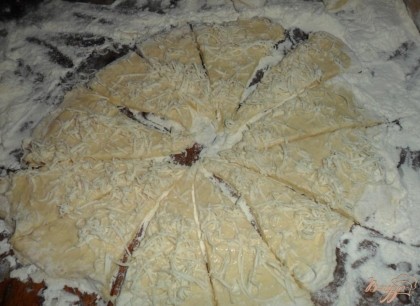 Посыпанный сыром круг разрезаем на двенадцать частей, так как показано на рисунке (можно и другим, удобным для вас способом). Выкладываем кусочки на противень, застеленный пергаментной бумагой и отправляем в предварительно разогретую духовку до 200 градусов на 15-20 минут. Слоенное картофельное печенье готово, когда зарумянится сверху сыр.