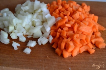 Луковицу и морковь нарезать мелко.В небольшой кастрюльке на оливковом масле обжарить в течении 5 мин.