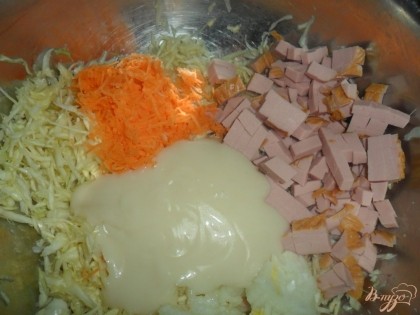 Морковь натереть на мелкой терке, колбасу и лук мелко порезать.