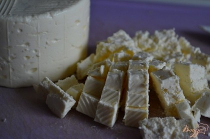 Сыр порубить мелко.