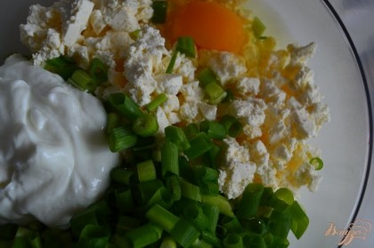 В миску выложить сыр, зеленый лук , 1 сырое яйцо и творог.