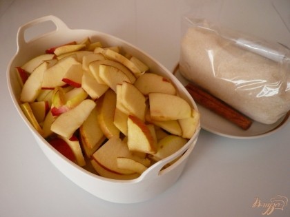 Затем яблоки надо разрезать на 4 части, удалить семена. После этого яблоки надо нарезать помельче.