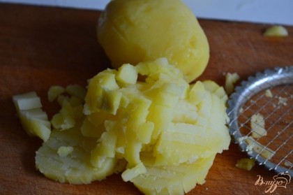 Картофель отварить в мундире, остудить и почистить от кожуры.Нарезать мелкими кубиками.