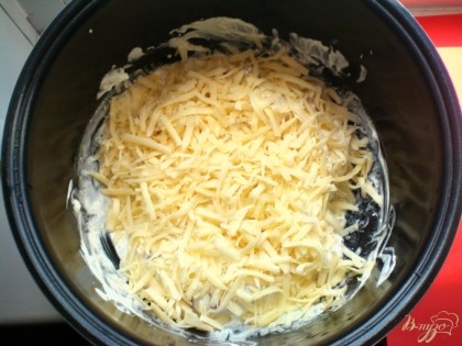В куриное филе выливаем соус. Перемешиваем.Сверху посыпаем тертым сыром.