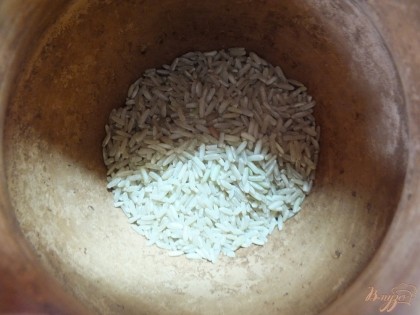 Рис насыпаем в горшочек (неочищенный рис промывать не обязательно).