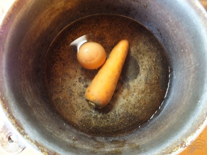Отвариваем до готовности (мягкости морковь и куриное яйцо.