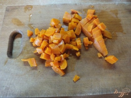 Готовую морковку моем, снимаем шкурку и нарезаем мелкими кубиками.