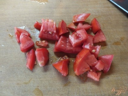 Нарезаем мелкими кубками помидоры или же можно нарезать очень тонкими ломтиками.
