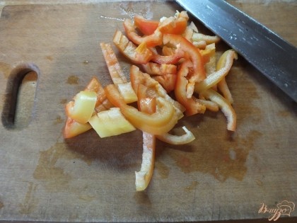 Нарезаем почищенный и вымытый болгарский перец соломкой.