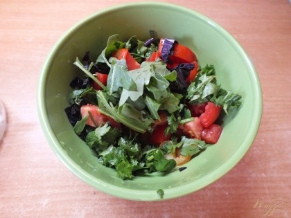 Смешиваем овощи и зелень в салатнике. Рукколу моем и рвем на кусочки (нарезать ее не желательно).