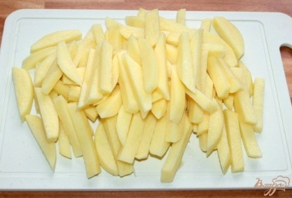 Картофель очистить,нарезать брусочками толщиной 1 см.