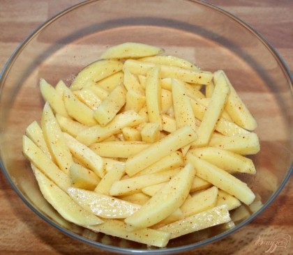 Картофель переложить в глубокую чашку,добавить яичные белки и хорошо перемешать,чтобы каждый картофельный брусочек был равномерно покрыт яичными белками.