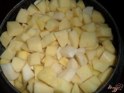 Картофель нарезать крупными кусочками, сложить в чугунок, посолить.