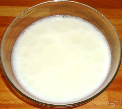 В глубокой чашке соединить молоко с водой,добавить яйцо,растительное масло,сахар,соль и перемешать.