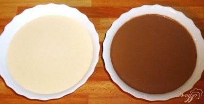 Тесто разделить на две равные части,в одну часть добавить какао-порошок,в другую часть добавить 1,5 ст.л. муки и хорошо перемешать.