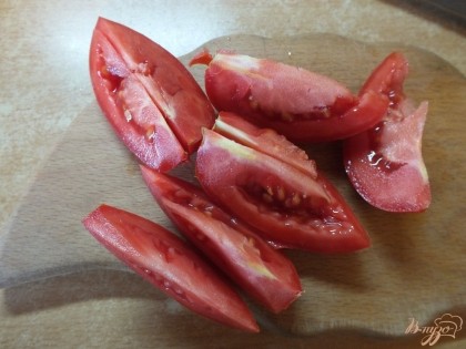 Толстыми ломтиками нарежьте помидоры чтобы при выпекании они не слишком развалились.