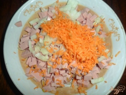 Колбасу и лук мелко порезать, морковь натереть на мелкой терке.
