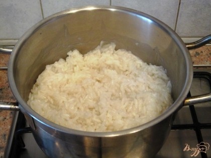 В подсоленной воде сварить рассыпчатый рис.