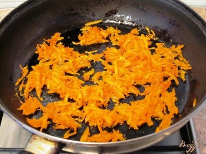 В сковороде разогреть растительное масло и обжарить морковь до золотистого цвета.