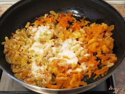 В морковь добавить изюм, курагу, сахар и перемешать.