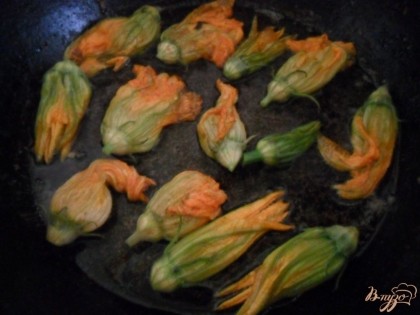 На разогретую с растительным маслом сковороду выложить цветочки, обжарить с одной стороны, перевернуть на вторую.