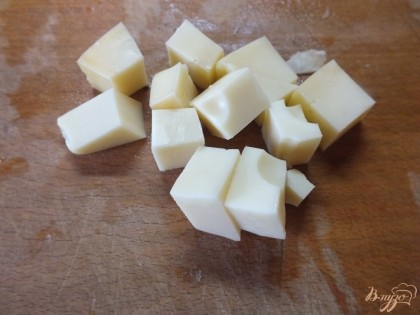 Сыр нарезаем очень крупными кубиками примерно в 1 см.