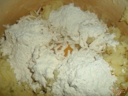 Картофель отварить до готовности, помять в пюре добавить масло(маргарин), молоко. Можно и нужно использовать оставшееся картофельное пюре. В готовое картофельное пюре добавляем натертый на терке сыр, яйца, добавить если нужно соль. Все хорошенько перемешать.
