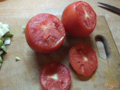 С помидора срезаем попку - из них сделаем крышечки. Делаем круговой надрез в глубину помидора ножом.