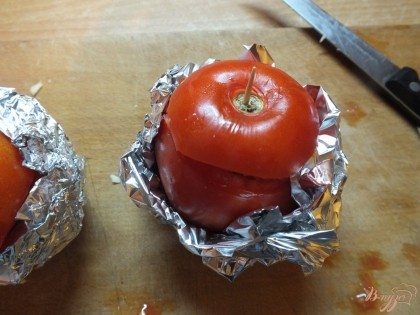 Кладем помидоры в тарелочку из фольги и запекаем. Готовятся помидоры от 20 до 35 минут при 170 градусах.