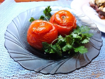 Готово! Подаем такие помидоры с зеленью на гарнир или как основное блюдо.
