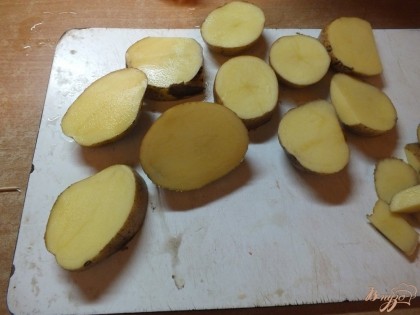 При помощи губки вымойте картофель и нарежьте ломтиками в 1 см толщиной. Запекать картофель будем в шкурке.