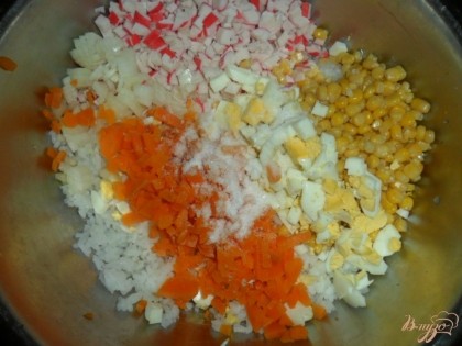 Морковь и яйца отварить, почистить, мелко покрошить, добавить к промытому рису.Лук почистить. помыть мелко накрошить. Крабовые палочки разморозить ( если были замороженные), мелко покрошить. Добавить кукурузу.