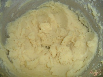 Картофель отварить до готовности и помять с молоком и маргарином (маслом). Так же можно, и нужно, использовать вчерашнее готовое пюре.