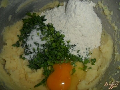 В картофельное пюре добавляем яйца, муку. зелень и если нужно соль.