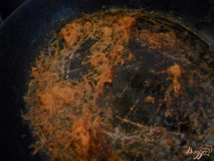 Морковь почистить, помыть, натереть на мелкой терке и поджарить на растительном масле вместе с луком.