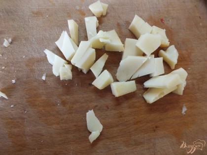 Кубиками нарезаем сыр или полосочками.