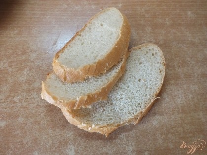 Хлеб нарезаем тонкими ломтиками и сушим в духовки до полной черствости.