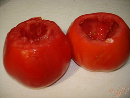 У помидоров срезаем крышечки и вынимаем внутреннюю часть.
